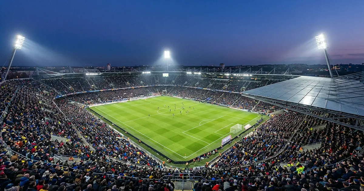 Vue aerienne d un stade de football europeen eclaire en soiree pour un match de Ligue 1