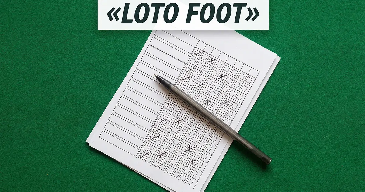 Grille de Loto Foot remplie à la main posée sur une table verte